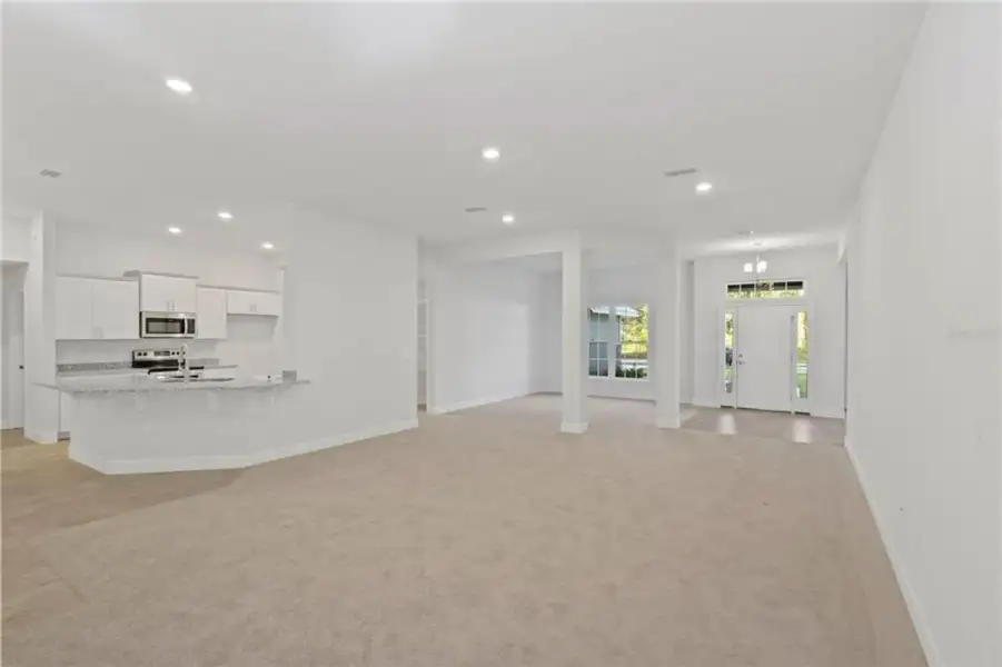 Spacious, unfurnished interior of a new home in Royal Highlands, Weeki Wachee (Image 15).