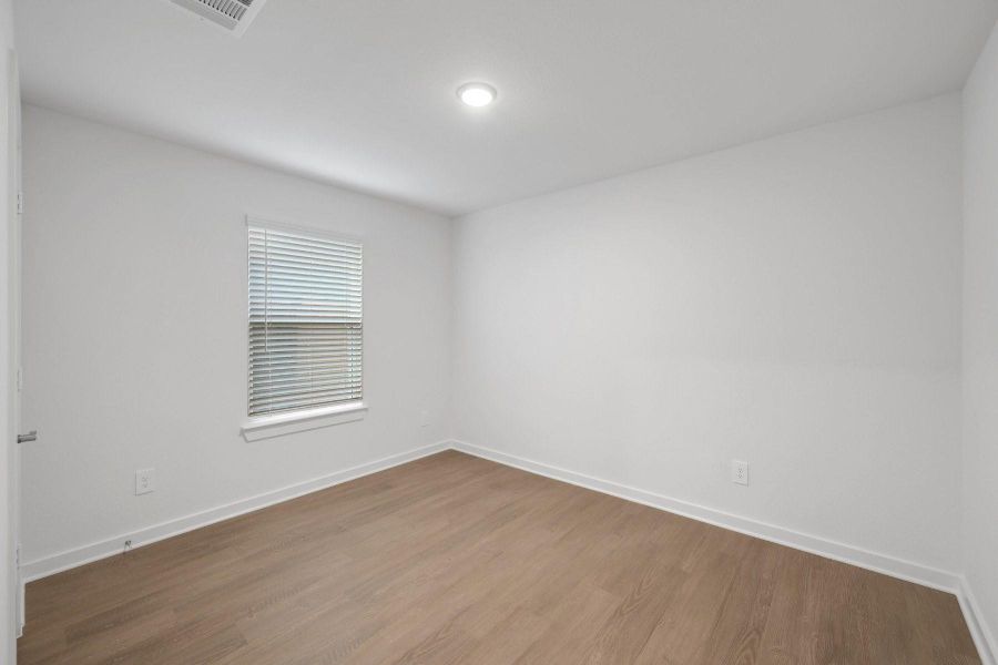 Spacious, unfurnished interior of a new home in Lone Star Landing, Montgomery (Image 23).