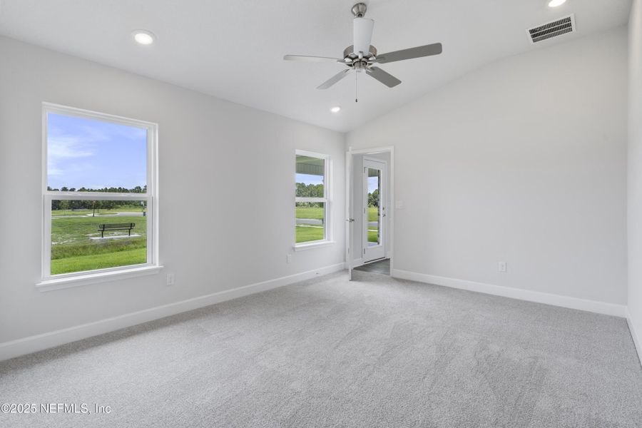 Spacious, unfurnished interior of a new home in , Green Cove Springs (Image 18).