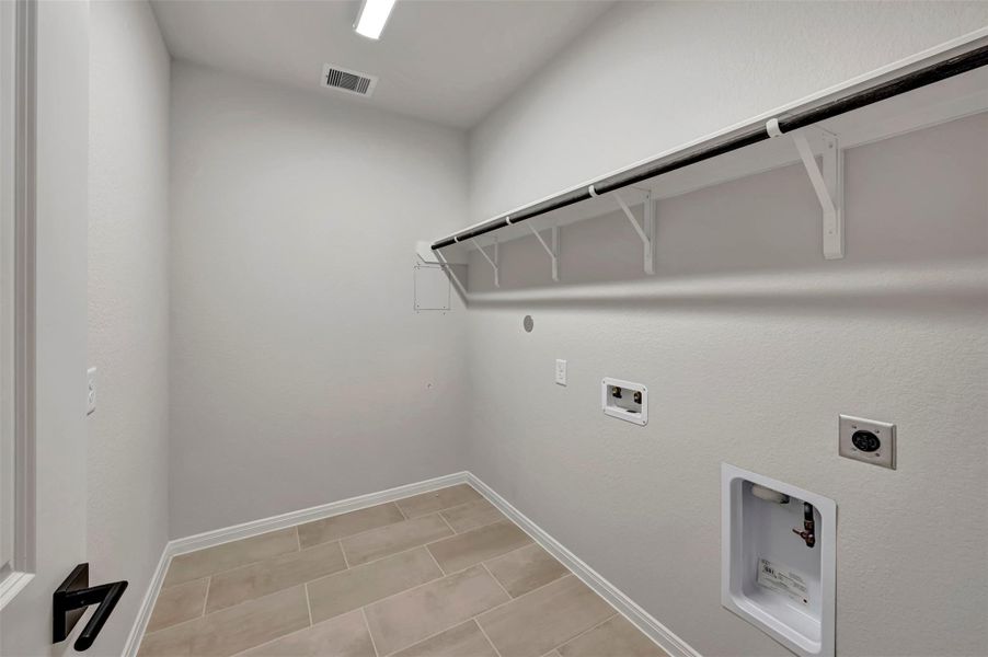 Spacious, unfurnished interior of a new home in The Grand Prairie 50’, Hockley (Image 17).