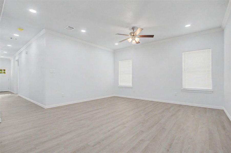 Spacious, unfurnished interior of a new home in , Navasota (Image 30).