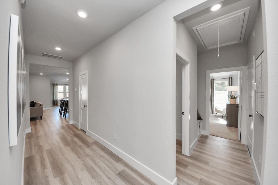 Spacious, unfurnished interior of a new home in Sunterra: Landmark Collection, Katy (Image 20).