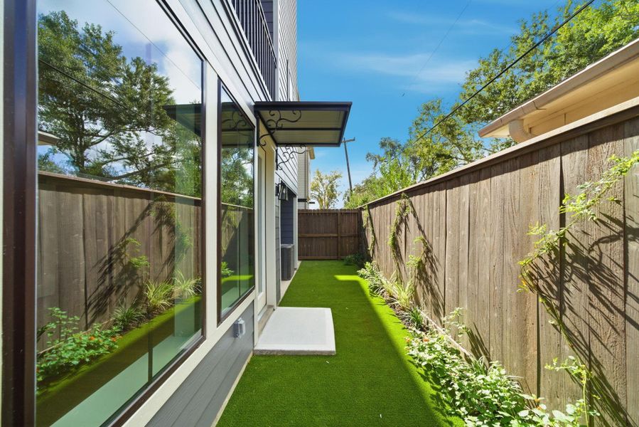 Exterior details and patio area of a home in Spring Valley Creek, Houston (Image 4).