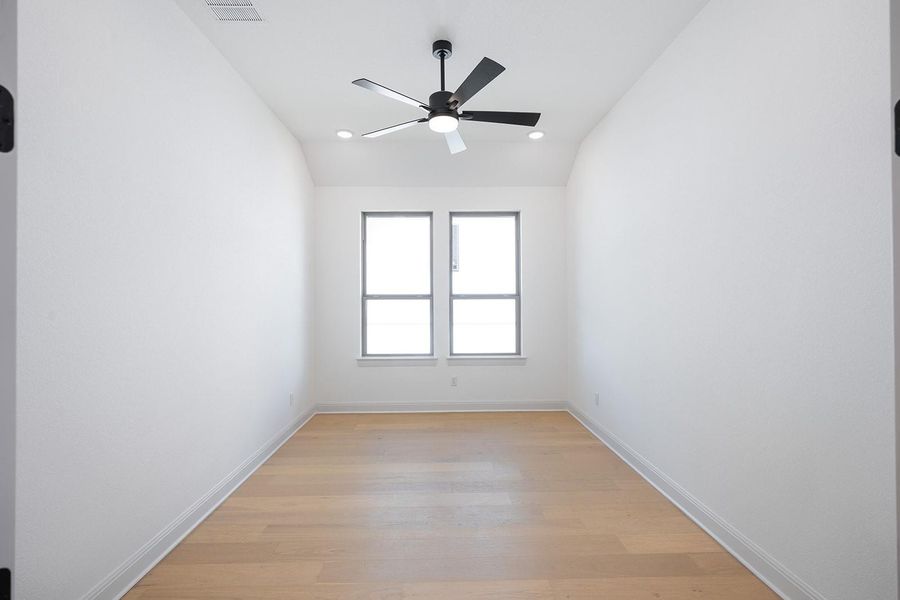 Spacious, unfurnished interior of a new home in Wolf Ranch South Fork, Georgetown (Image 10).