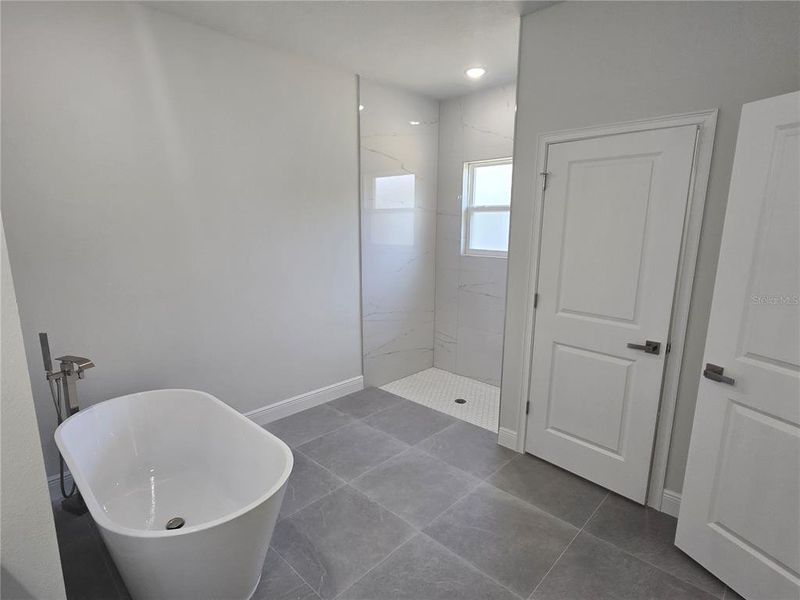 Spacious, unfurnished interior of a new home in , Ocala (Image 32).