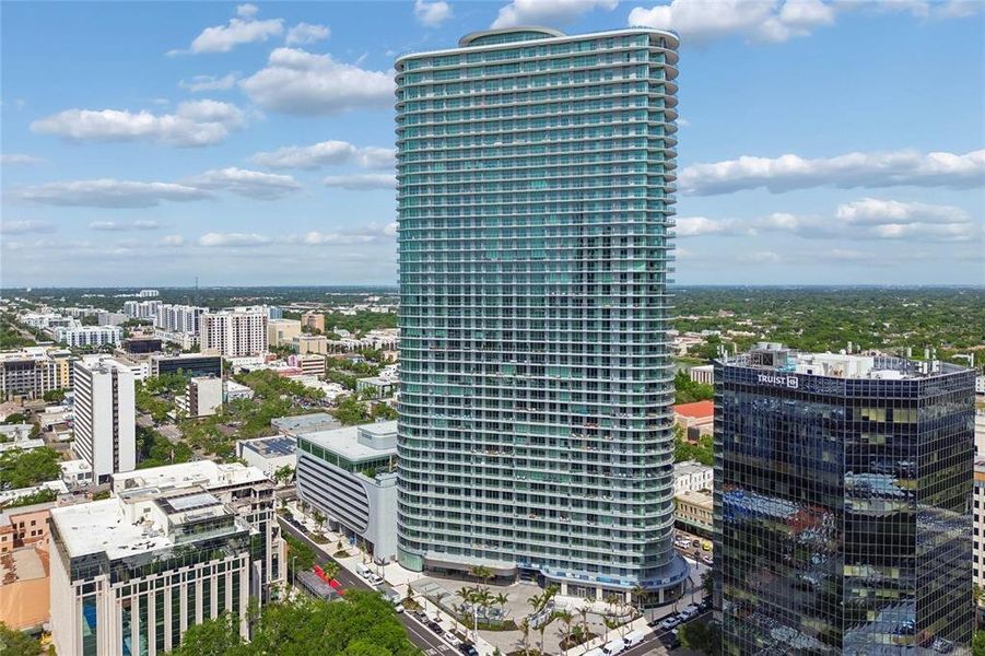 Condo located in St. Petersburg, FL showcasing its design and architecture (Image 30).