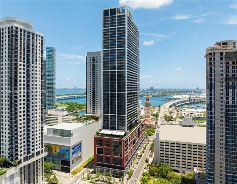 Condo located in Miami, FL showcasing its design and architecture (Image 4).