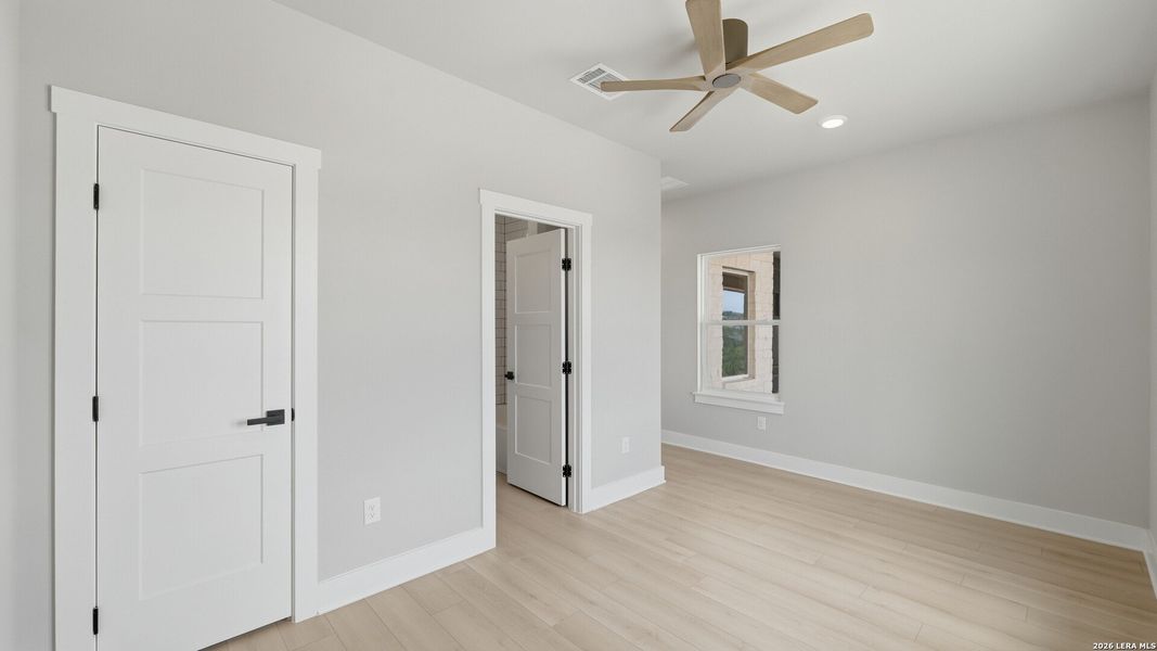 Spacious, unfurnished interior of a new home in , Canyon Lake (Image 41).