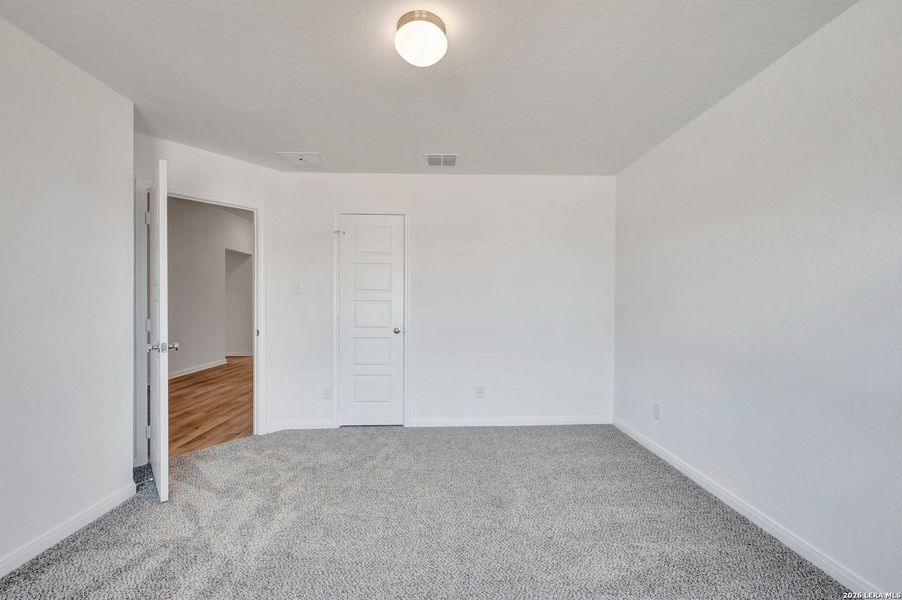 Spacious, unfurnished interior of a new home in Chaparral Ranch, Floresville (Image 41).