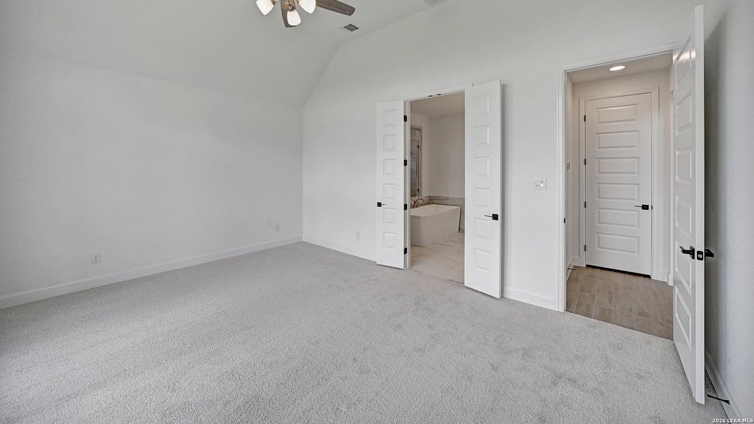 Spacious, unfurnished interior of a new home in Haby Hill, San Antonio (Image 13).