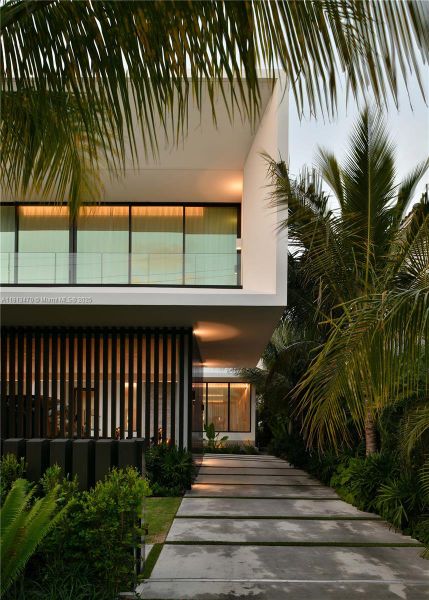 Condo located in Miami Beach, FL showcasing its design and architecture (Image 5).