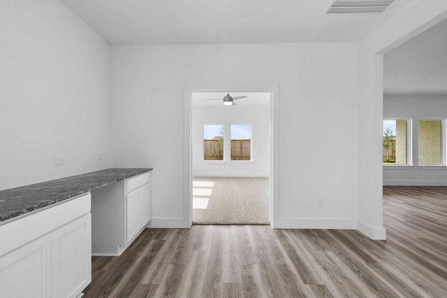 Spacious, unfurnished interior of a new home in Riverside Estates, Mont Belvieu (Image 24).