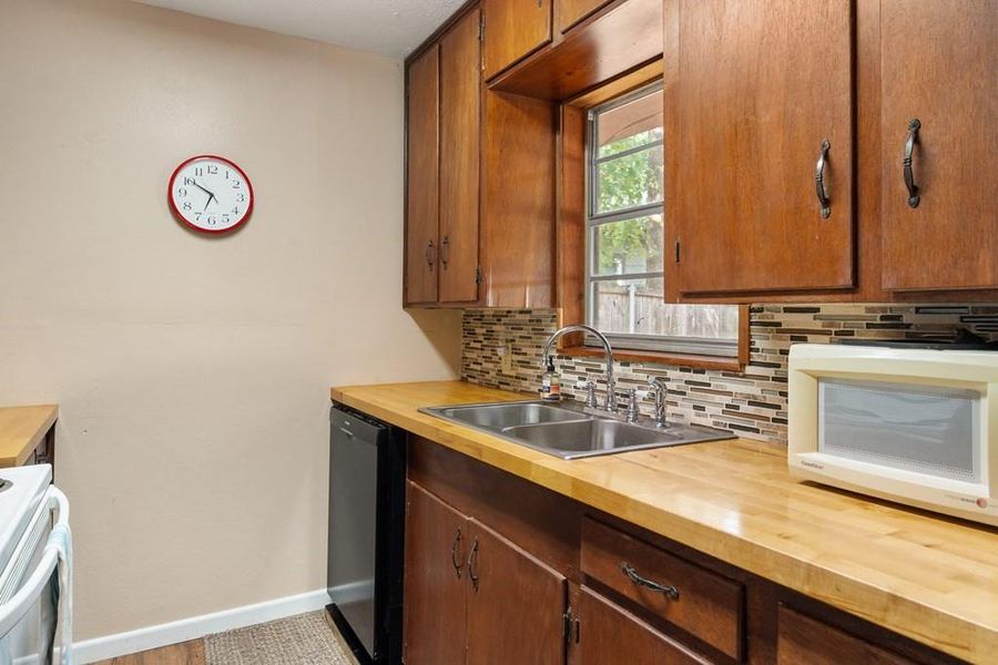 Furnished interior view inside a new home in , Gun Barrel City (Image 5).
