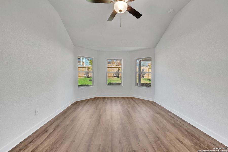 Spacious, unfurnished interior of a new home in Mesquite Ridge, San Antonio (Image 25).