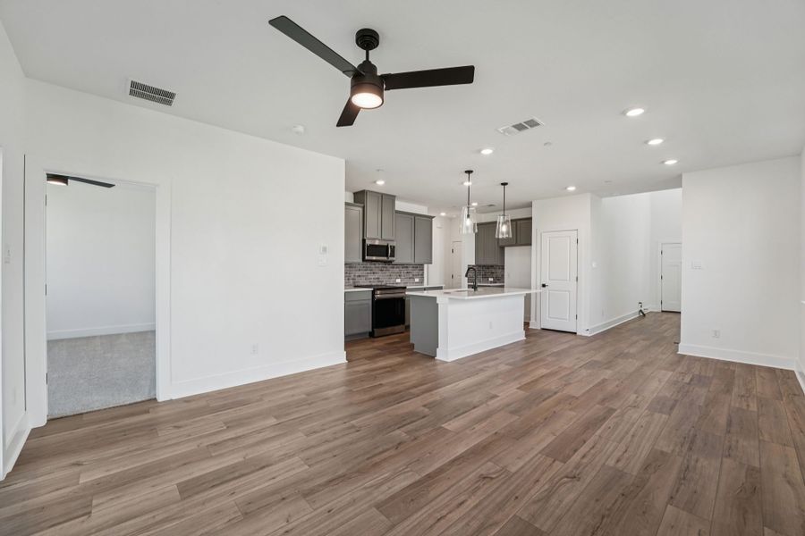 Spacious, unfurnished interior of a new home in Avery Centre, Round Rock (Image 15).