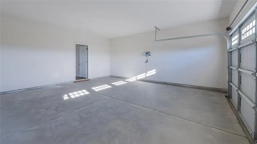 Spacious, unfurnished interior of a new home in Westland, Bogart (Image 24).