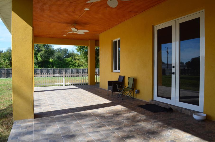 Exterior details and patio area of a home in , Clewiston (Image 31).