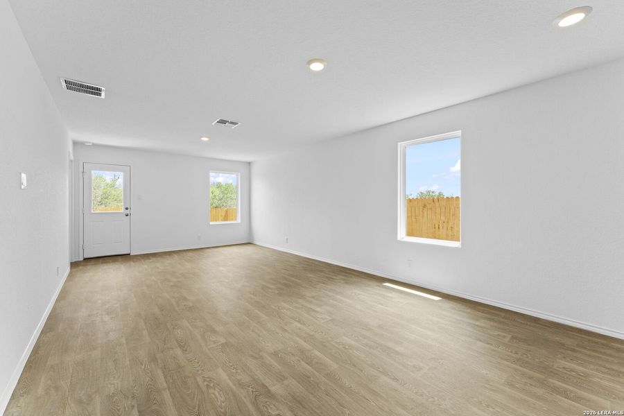 Spacious, unfurnished interior of a new home in Blue Ridge Ranch, San Antonio (Image 19).