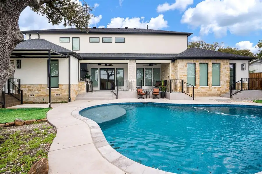 Exterior details and patio area of a home in , Dallas (Image 4).