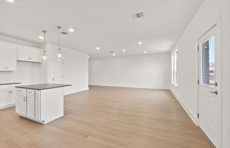 Spacious, unfurnished interior of a new home in Saddleback at Santa Rita Ranch, Liberty Hill (Image 17).