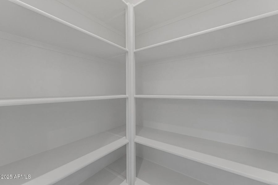 18) WALK IN PANTRY