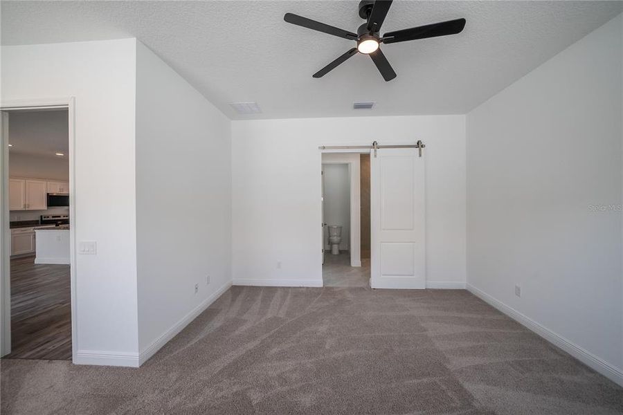 Spacious, unfurnished interior of a new home in , Ocala (Image 16).