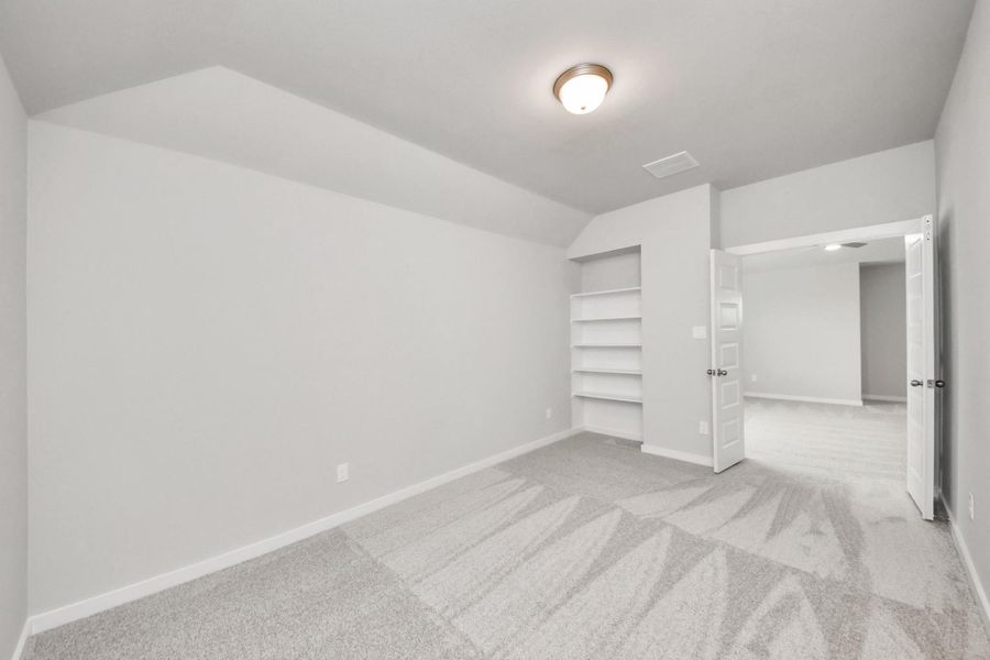 Take a look at this spacious medida room, perfect for movie nights!