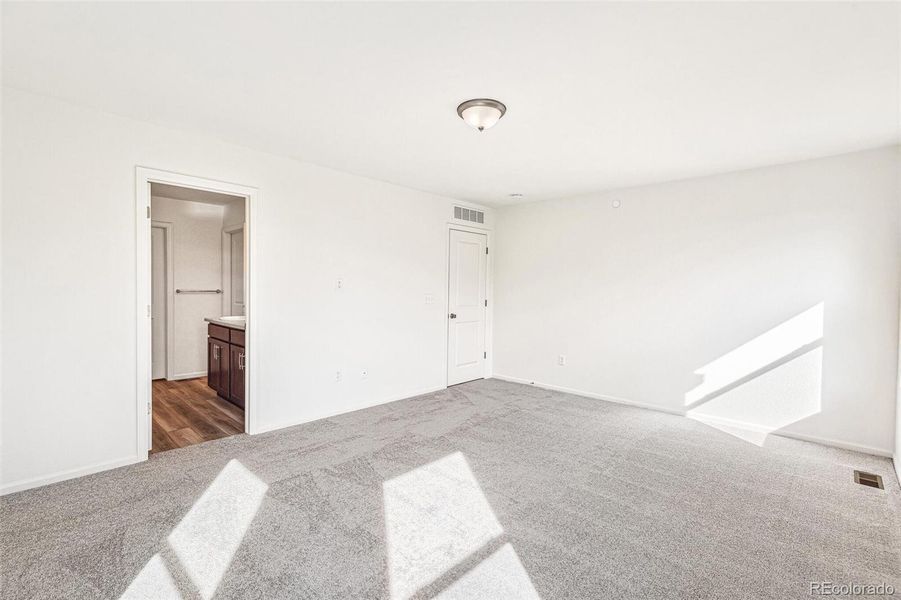 Spacious, unfurnished interior of a new home in Turnberry, Commerce City (Image 25).