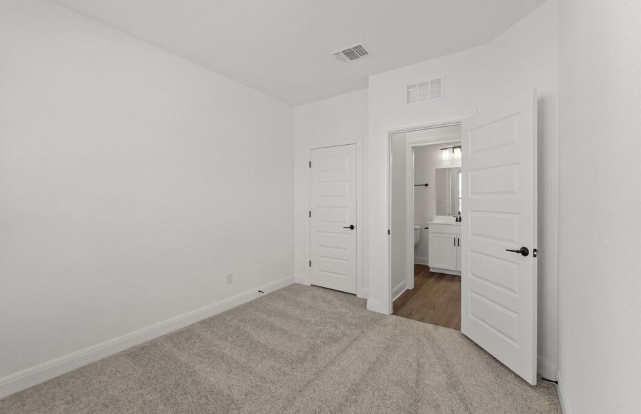 Spacious, unfurnished interior of a new home in Santa Rita Ranch, Liberty Hill (Image 34).