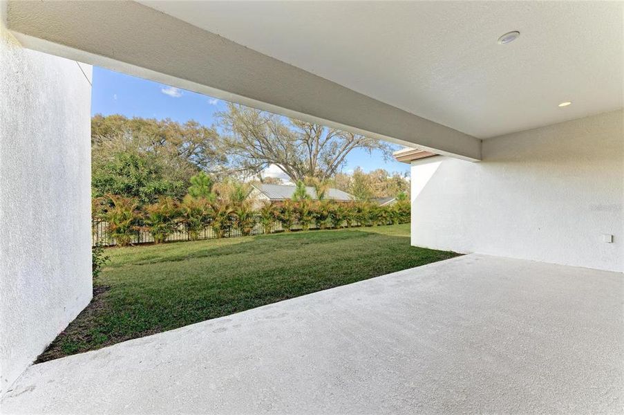 Exterior details and patio area of a home in Crestwood Estates, Valrico (Image 23).