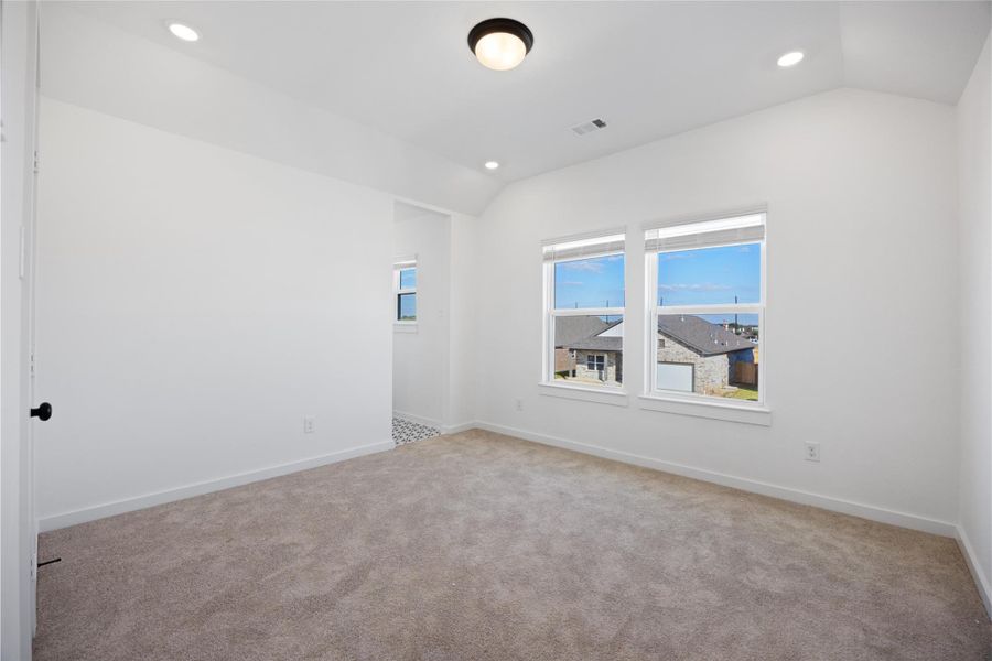 Spacious, unfurnished interior of a new home in Kendall Lakes, Alvin (Image 24).