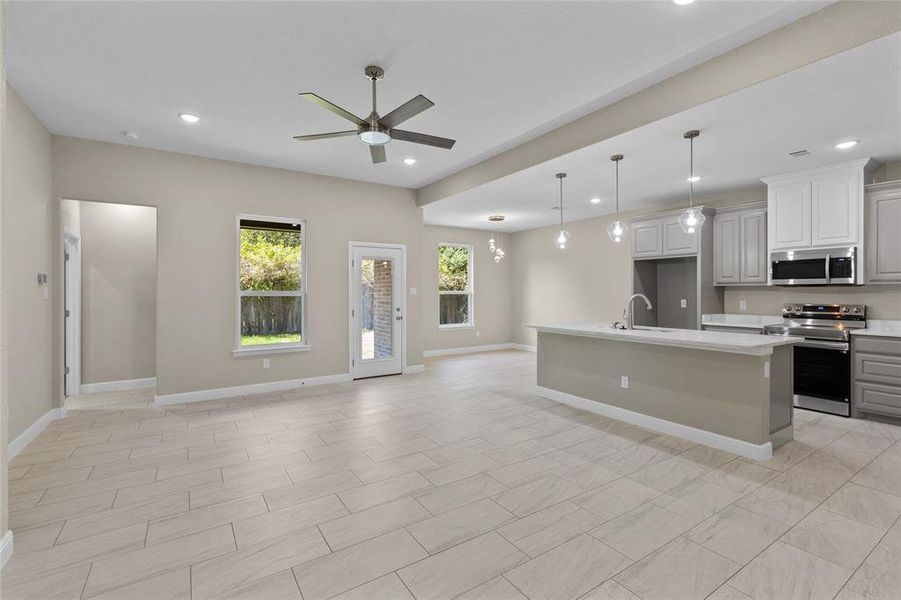 Spacious, unfurnished interior of a new home in , Cleburne (Image 21).