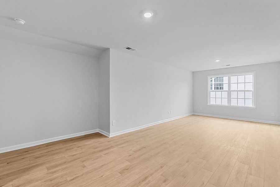 Spacious, unfurnished interior of a new home in Fieldstone, Lexington (Image 34).