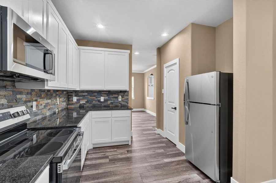 Furnished interior view inside a new home in , Waxahachie (Image 8).