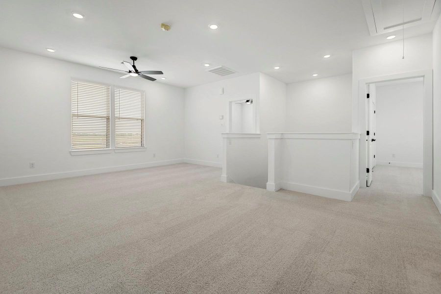 Spacious, unfurnished interior of a new home in Hallimore Ranch, Rosenberg (Image 14).