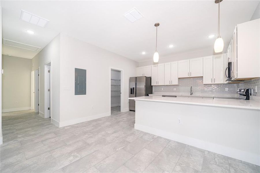 Spacious, unfurnished interior of a new home in , Kissimmee (Image 8).