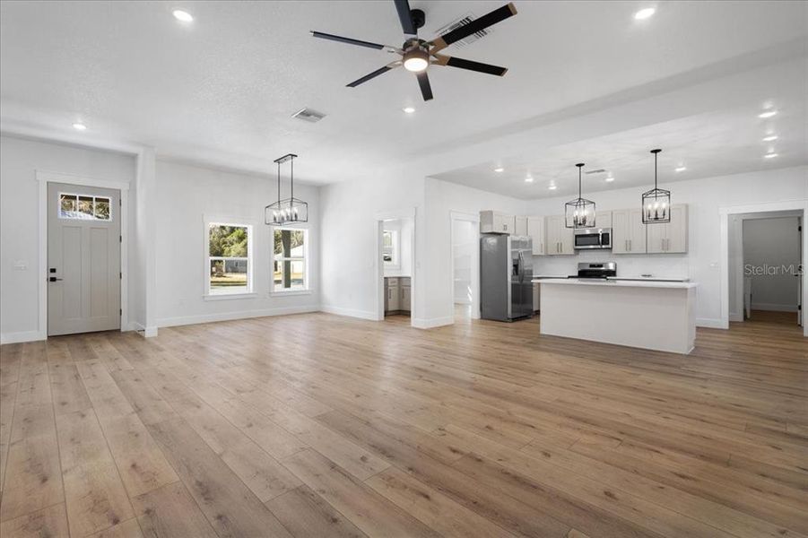 Spacious, unfurnished interior of a new home in , Fanning Springs (Image 39).