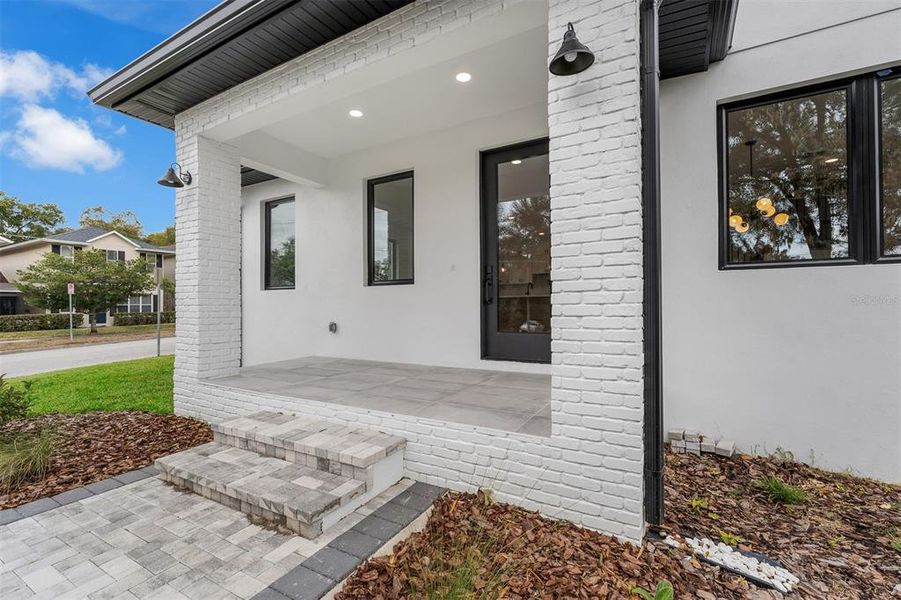 Exterior details and patio area of a home in , Orlando (Image 27).