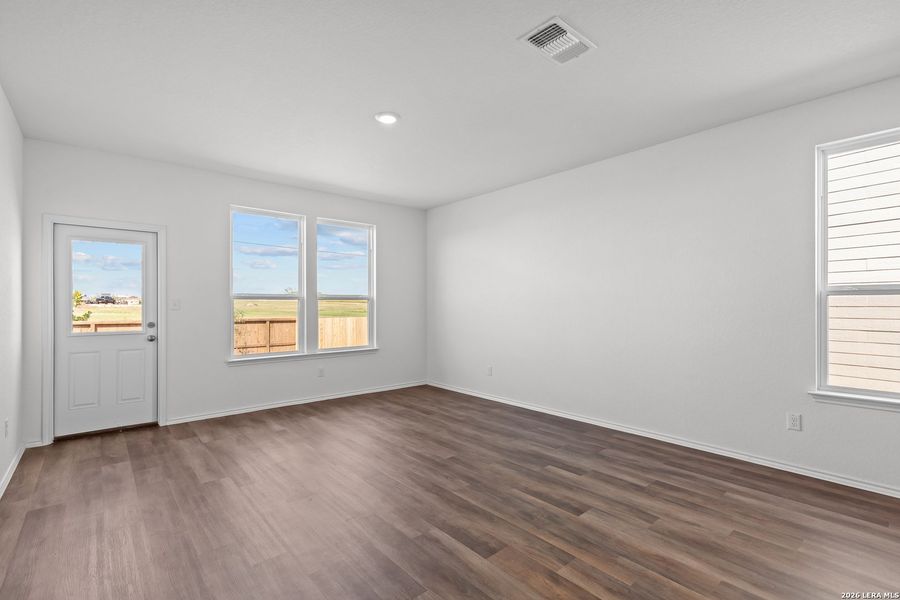 Spacious, unfurnished interior of a new home in Davis Ranch, San Antonio (Image 25).