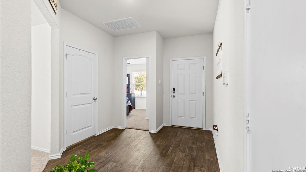 Spacious, unfurnished interior of a new home in Arroyo Ranch, Seguin (Image 20).