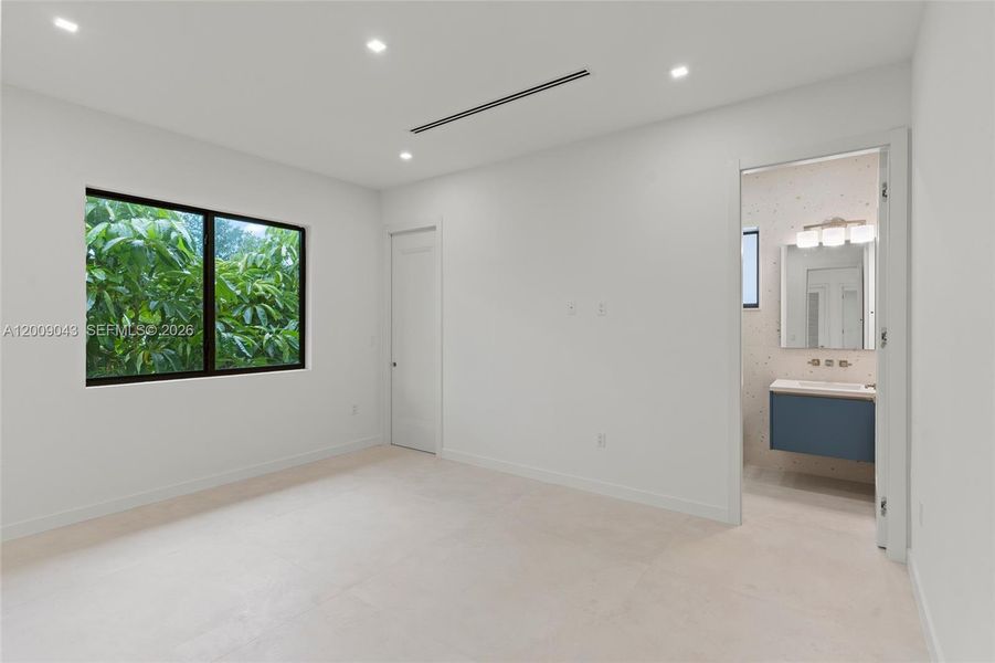 Spacious, unfurnished interior of a new home in , Coral Gables (Image 19).