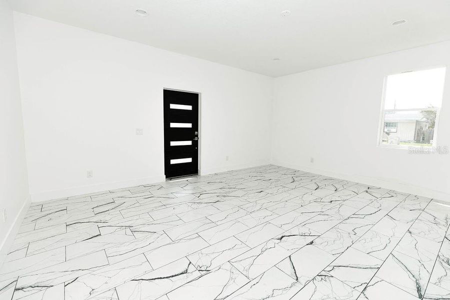 Spacious, unfurnished interior of a new home in , Apopka (Image 9).