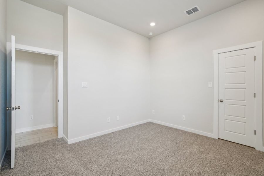 Spacious, unfurnished interior of a new home in Meyer Ranch, New Braunfels (Image 35).