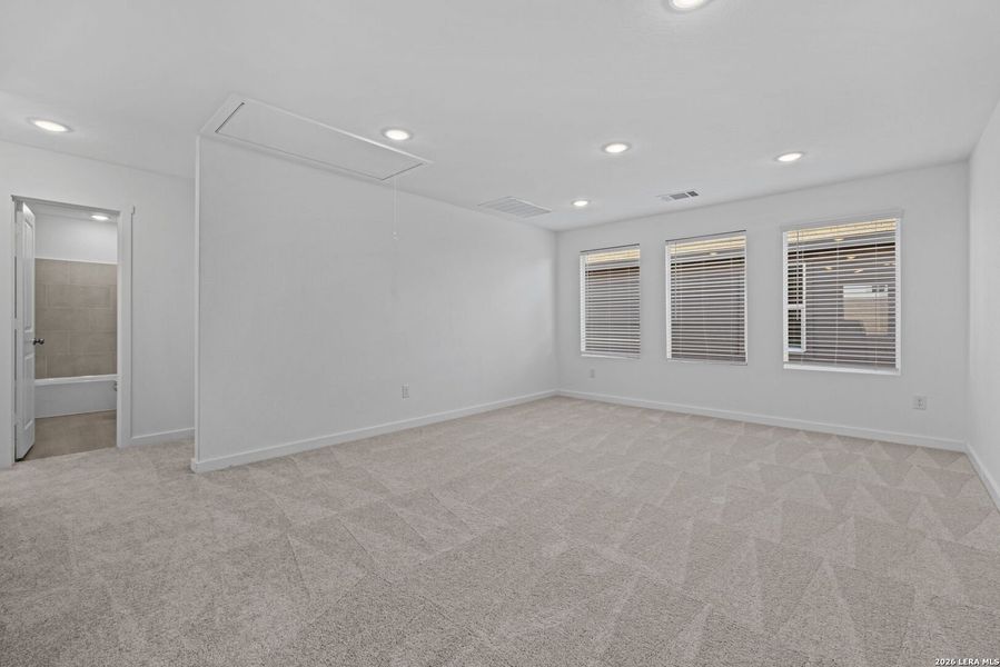 Spacious, unfurnished interior of a new home in , New Braunfels (Image 27).