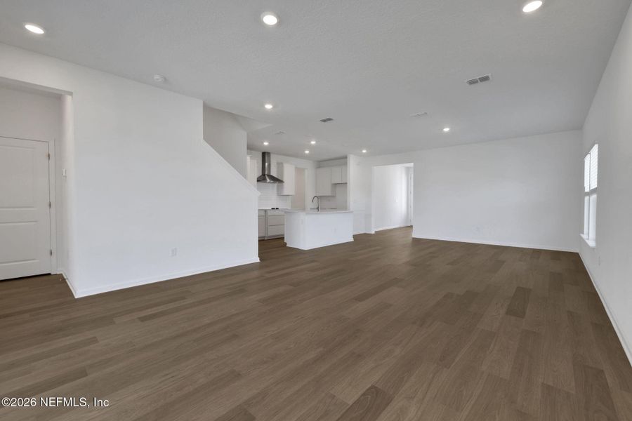 Spacious, unfurnished interior of a new home in Hyland Trail, Green Cove Springs (Image 38).