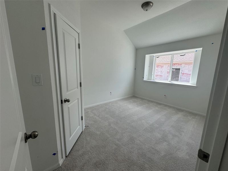 Spacious, unfurnished interior of a new home in Village at Three Oaks, Seguin (Image 11).