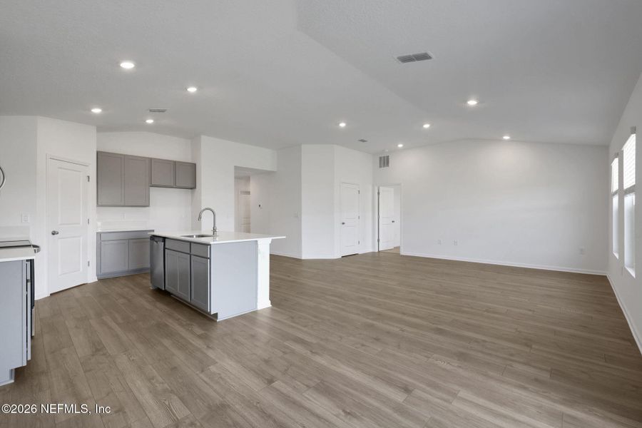 Spacious, unfurnished interior of a new home in Diamond Springs, Jacksonville (Image 26).