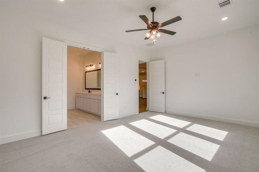 Spacious, unfurnished interior of a new home in Terrace Oaks, Arlington (Image 27).