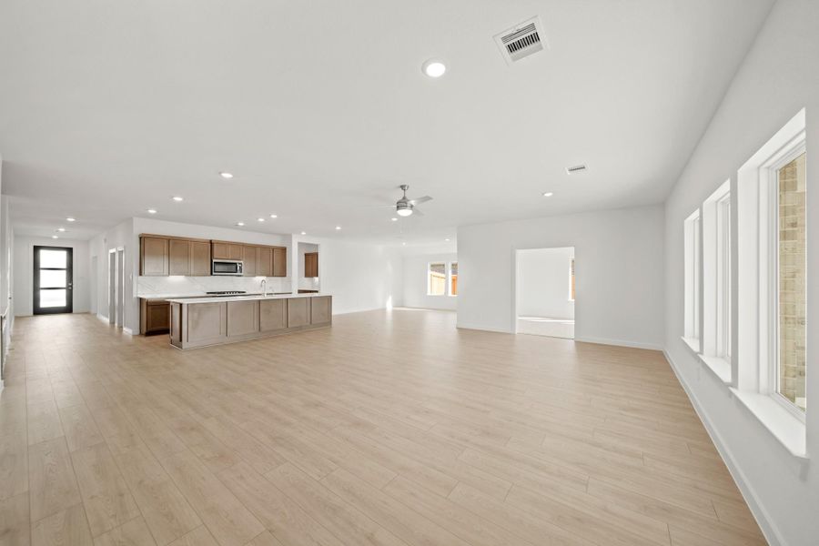 Spacious, unfurnished interior of a new home in Riverside Estates, Mont Belvieu (Image 20).