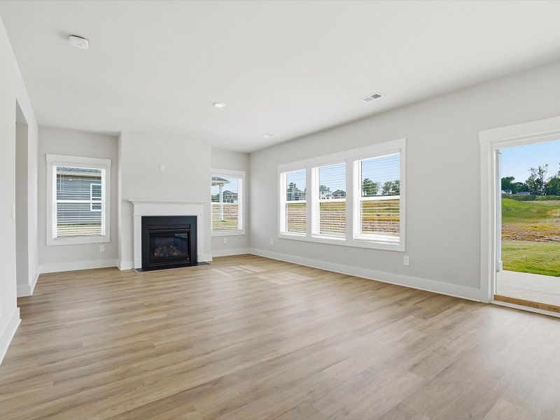 Spacious, unfurnished interior of a new home in Ashby Woods, Boiling Springs (Image 9).